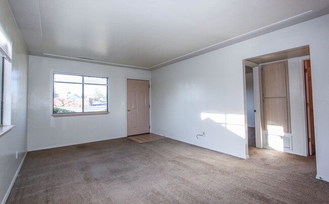 Building Photo - 8040 E Lakeshore Dr