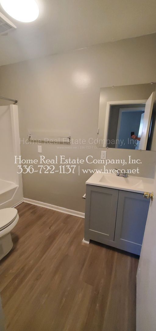 Building Photo - 829 W. Seventh Street Apt #7