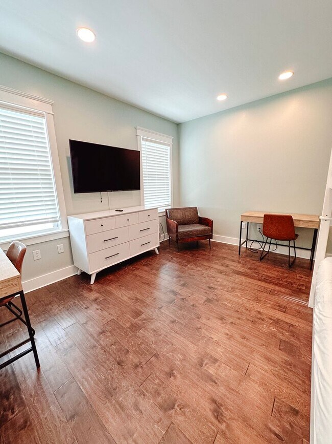 Building Photo - New, exclusive 3200 sq ft 4 bedroom/3.5bat...