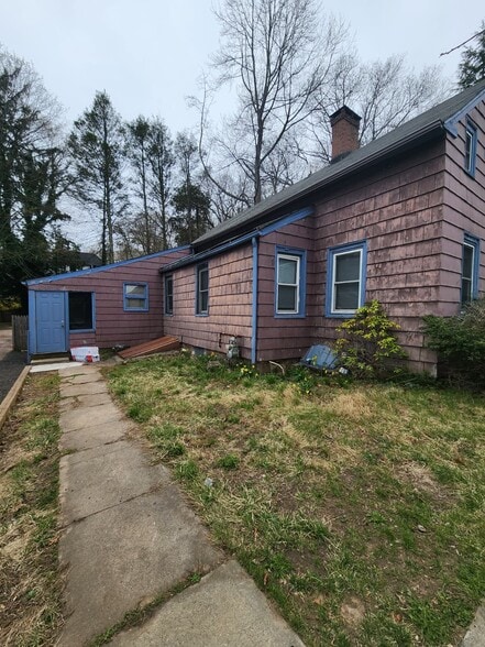 Building Photo - 300 W Elm St