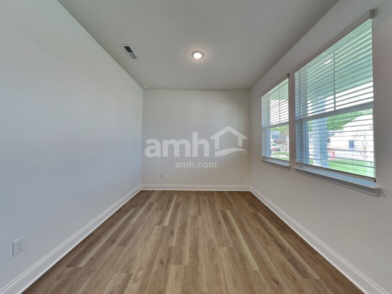 Building Photo - 1112 Heritage Blvd