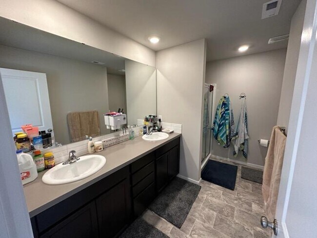 Building Photo - Large Bremerton Townhome