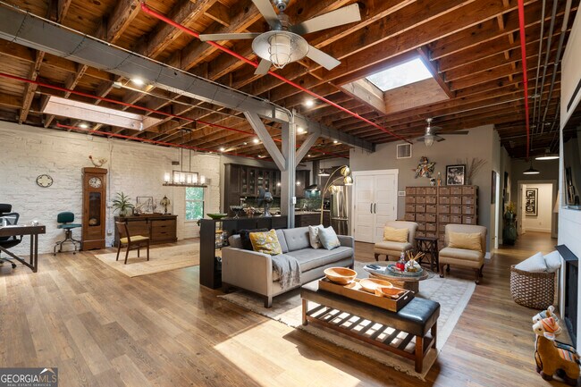 Building Photo - 585 White Cir