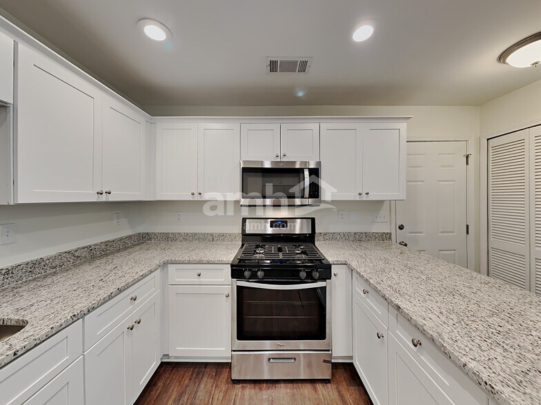 Building Photo - 408 Fairlawn Dr