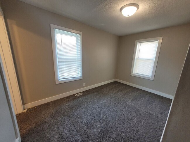 Building Photo - 2 Bedroom, 2 Bathroom Home with large garage!