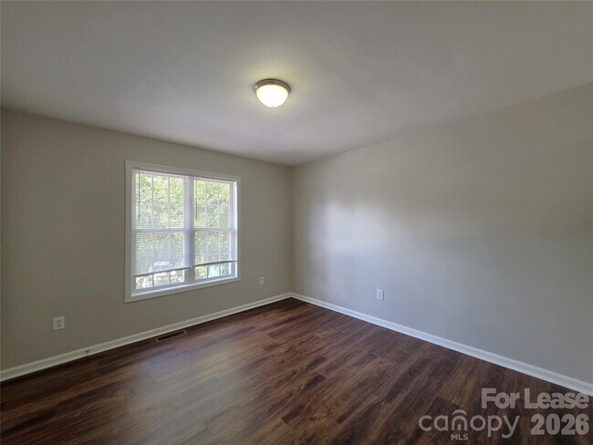 Building Photo - 268 Southcircle Dr NW