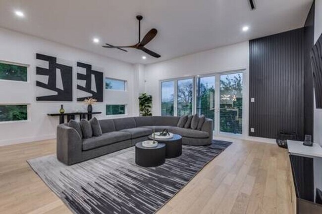 Building Photo - Stunning 3BR  3.5 Bath Townhome in Dallas