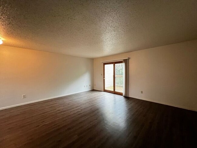 Building Photo - $1,435 | 2 Bedroom + Bonus Room, 1.5 Bathroom Town Home | No Pets | Available for an Immediate Mo...