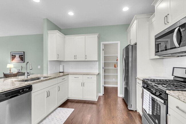 Building Photo - Fully Furnished 3 Bedroom, 2.5 Bathroom Ho...