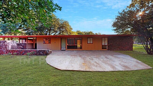 Building Photo - 1102 S Magnolia St