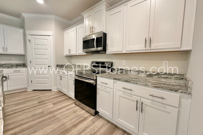 Building Photo - Pensacola 4/2 AVAILABLE NOW