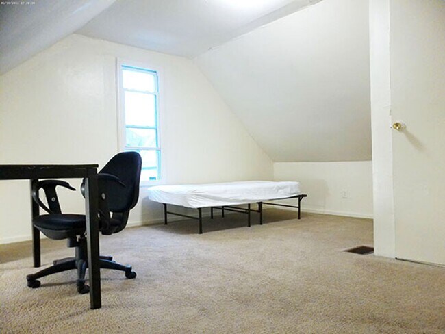 Building Photo - 4 Bedroom Duplex Close to Campus! - 6/1/26