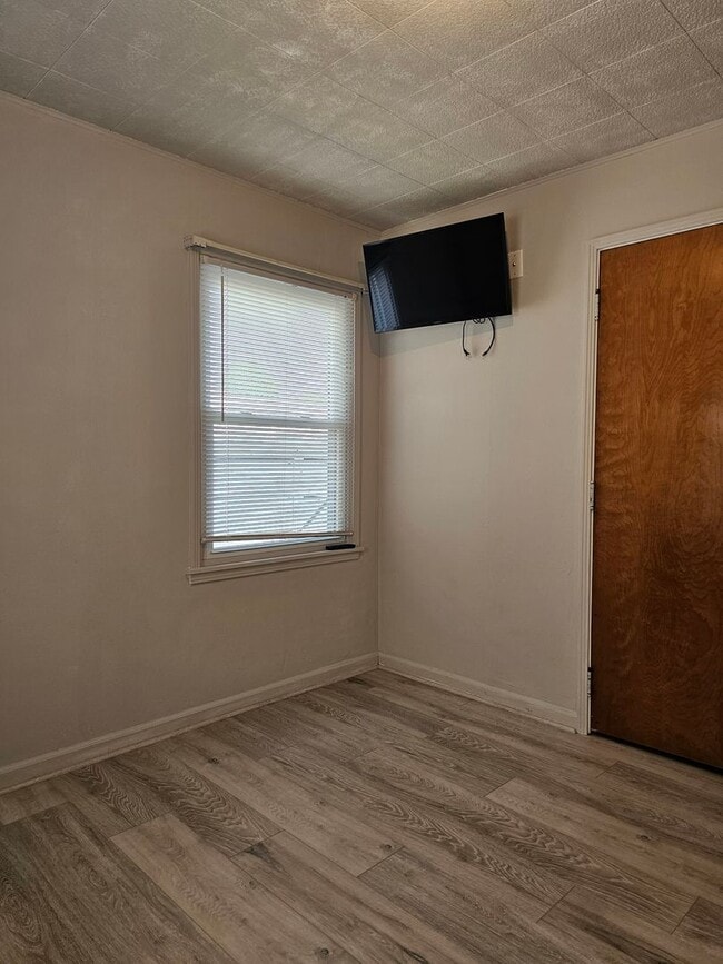 Building Photo - Very updated, cozy two bedroom across from BGHS