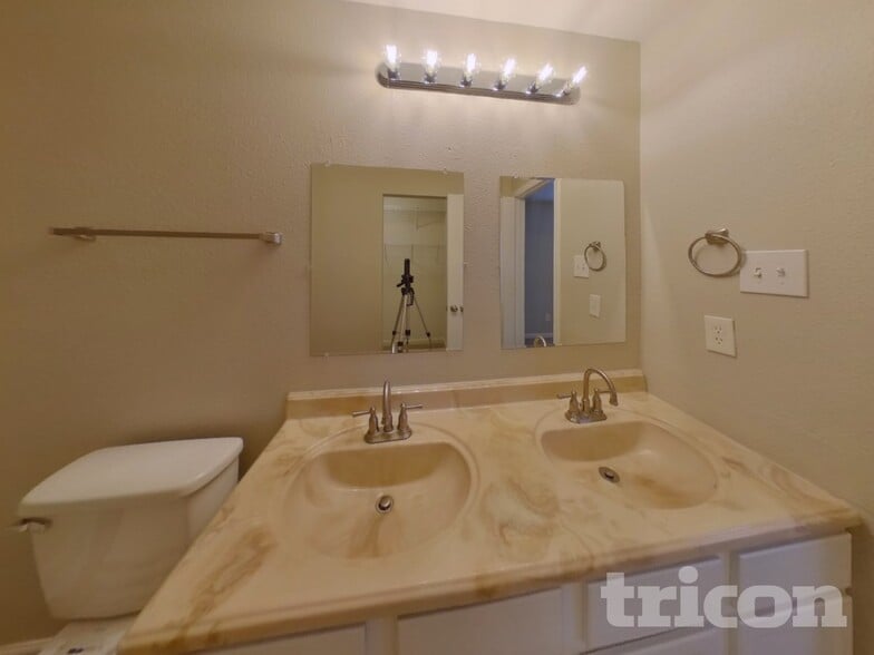 Building Photo - 923 Littleton Dr