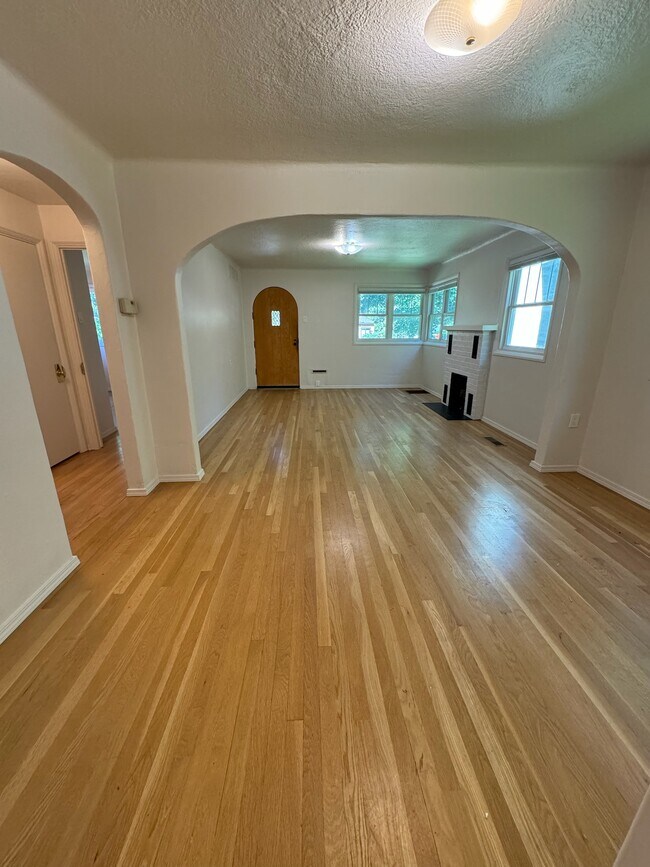 Building Photo - 978 E 5th Ave