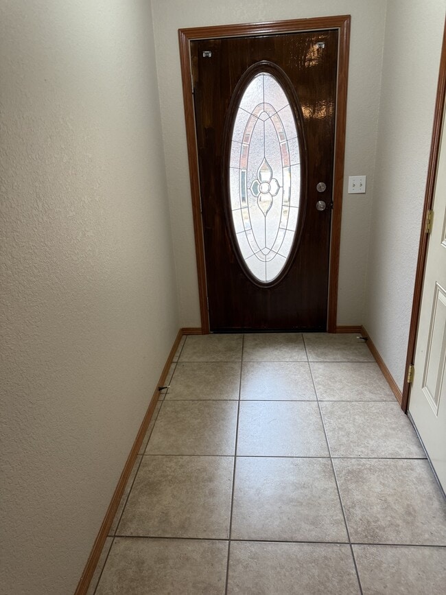 Building Photo - 2204 Lakeview Dr