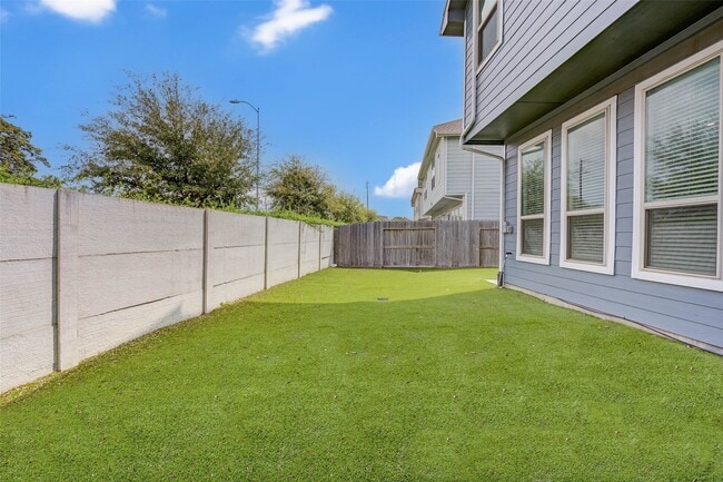 Building Photo - 207 Club Crest Ln