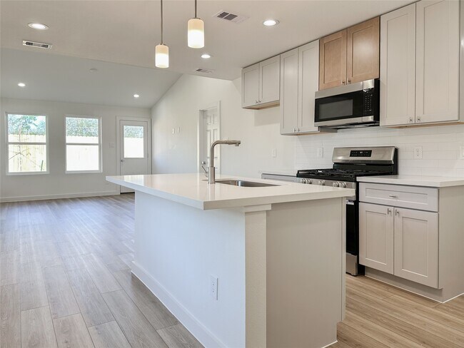 Building Photo - 824 Waxahachie St