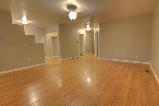 Building Photo - 4 bed, 2 bath home