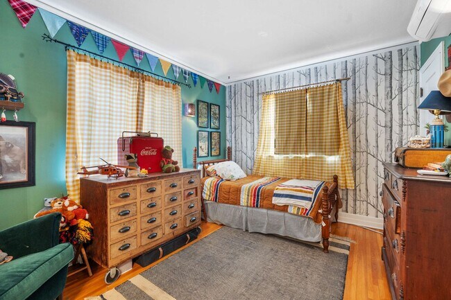 Building Photo - Historic Charm Meets Modern Living – Stunning 5 Bedroom Home on Iconic Myrtle Avenue