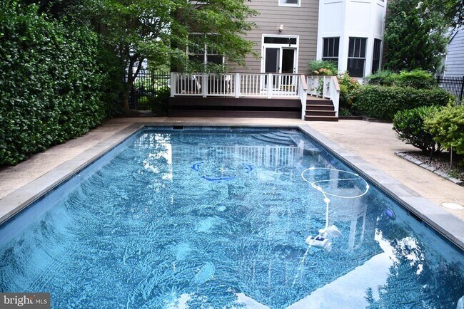 Building Photo - 5127 Cathedral Ave NW