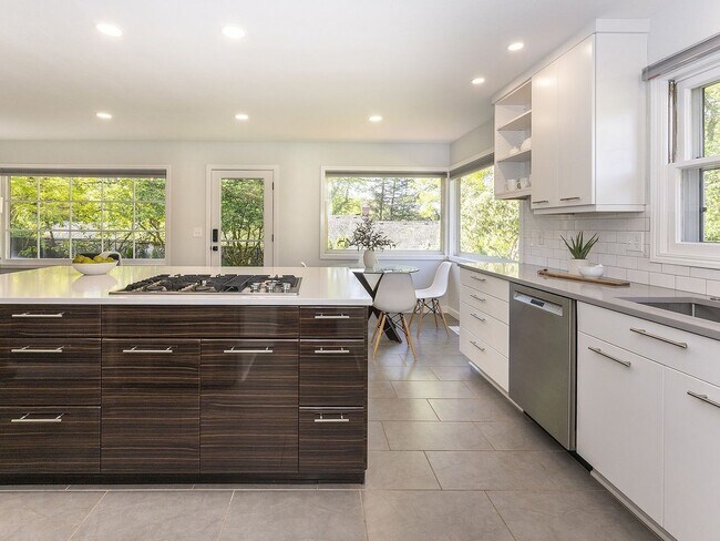 Building Photo - 4 BD remodeled Sylvan Heights home!