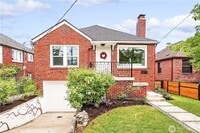 Building Photo - Charming 4 bed, 2 bath, fully fenced, covered deck in convenient location.