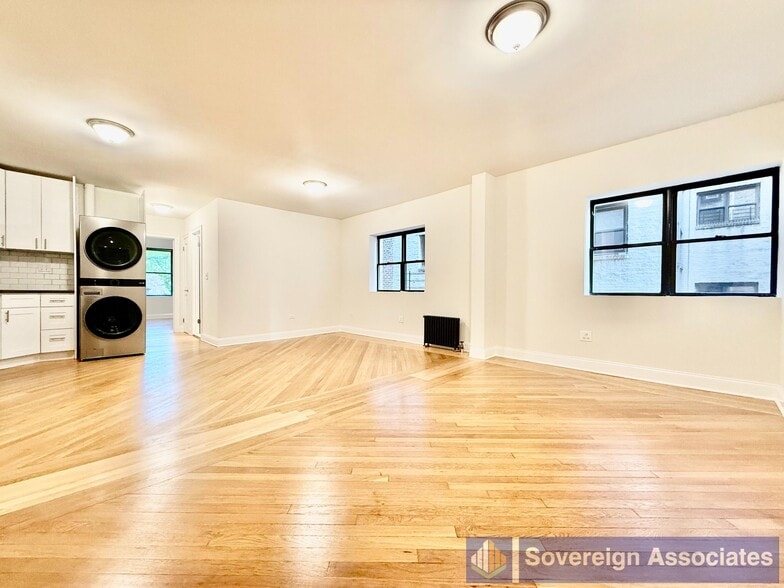 Primary Photo - 21 Fifth Avenue