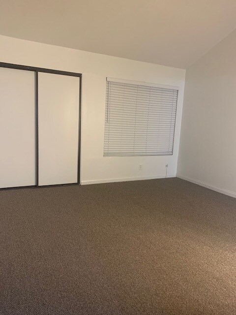 Building Photo - 849 E Victoria St