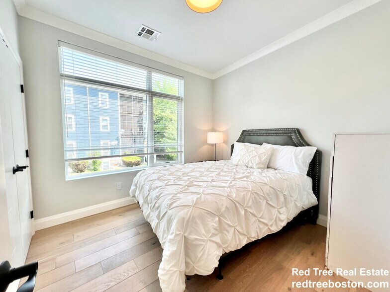 Building Photo - 142 Pleasant St