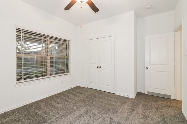Building Photo - 14002 Oakdale Falls Ln