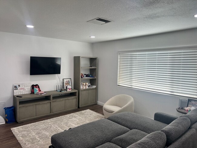 Building Photo - 3 bedroom, 2 bath with 2 bonus rooms and huge fenced yards!