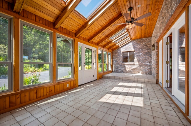 Building Photo - 26 Canter Ct