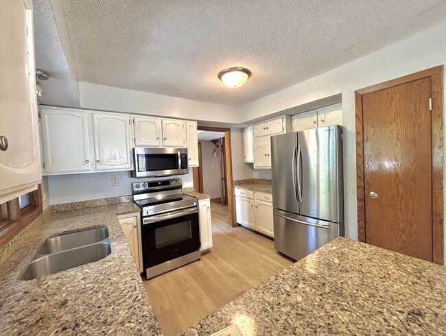 Building Photo - Entertainers dream in the heart of Eden Prairie! 3000+sf, updated, beautiful yard!!