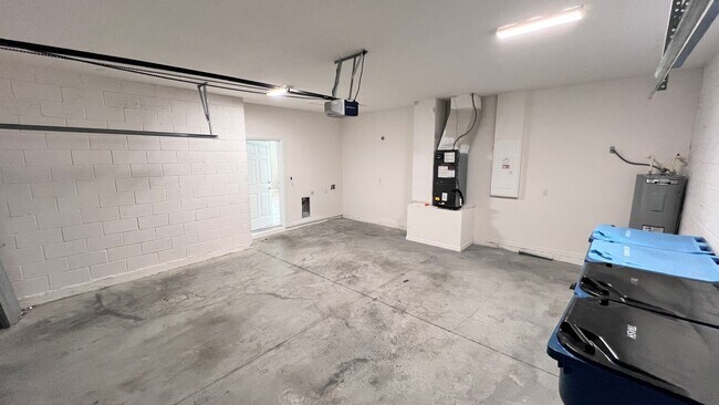 Building Photo - GORGEOUS Bedroom, 2 Bathroom Home in Palm ...