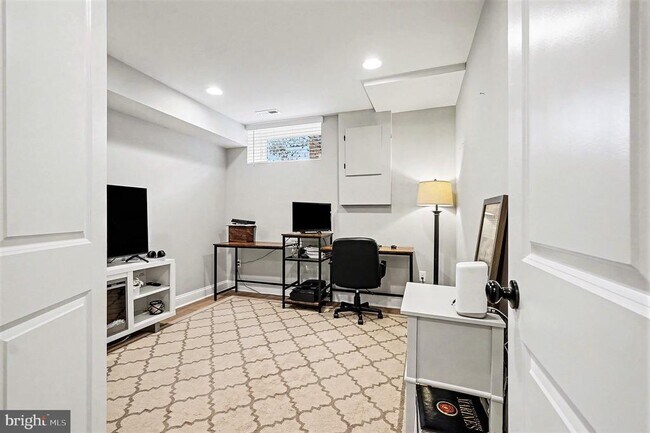 Building Photo - 443 S Robinson St