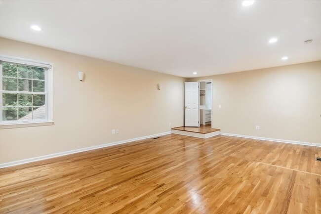 Building Photo - 5 BR 4.5 BA home with inground heated pool and extensive hardscape!