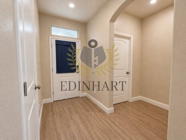 Building Photo - 1138 S Simon St