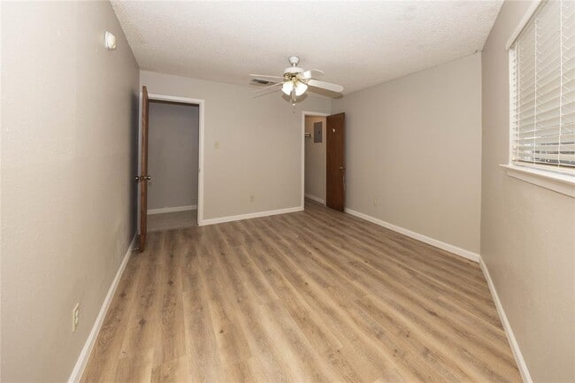 Building Photo - 11 Deerfield Dr