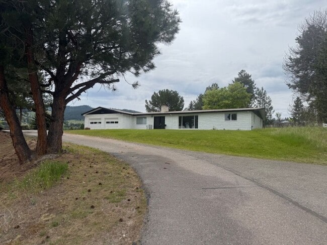 Building Photo - Very Large Ranch Style on South Hills