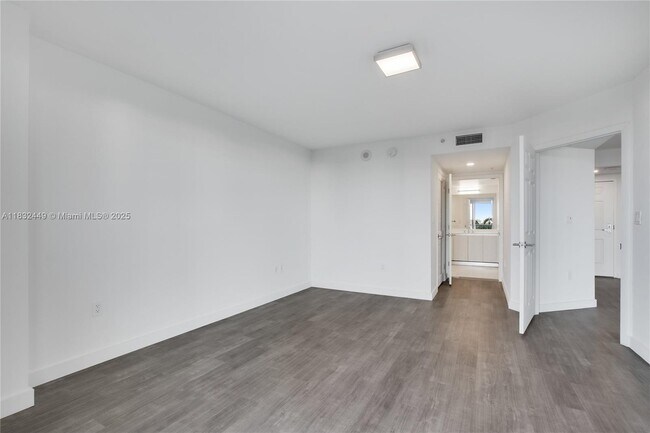 Building Photo - 1500 Bay Rd