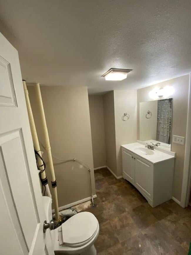 Building Photo - Move in Discount! Charming Ranch Style Sin...