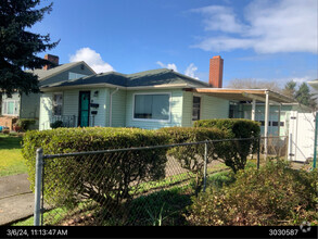 Building Photo - THREE BEDROOM HOUSE IN LONGVIEW