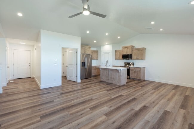 Building Photo - 5 BED 3 BATH HOME IN IDAHO FALLS WITH 2 STALL GARAGE, AC, FENCED YARD