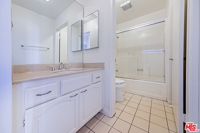 Building Photo - 860 S Lucerne Blvd