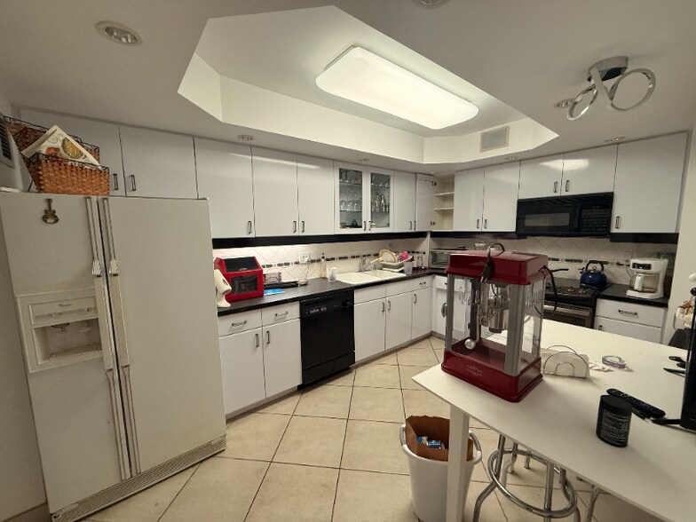 Building Photo - 5825 Collins Ave