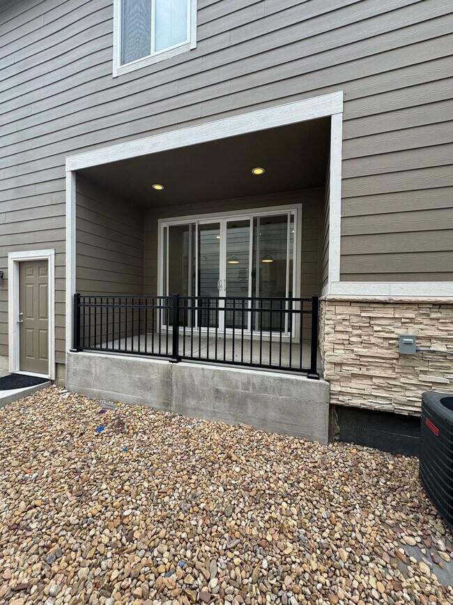 Building Photo - 3 Bed 3 Bath - Duplex Townhome Available i...