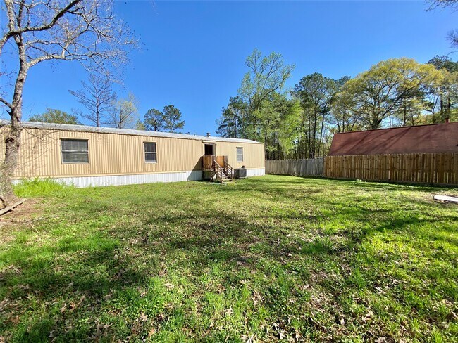 Building Photo - 16544 Live Oak Square Dr