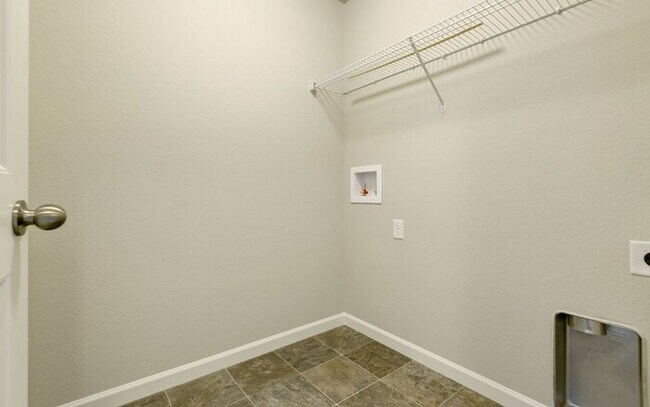 Building Photo - Newer Townhome | Mins to Base | Pool + Gym...