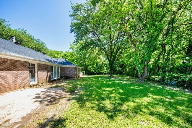 Building Photo - ** 4 Bed 2 Bath located in Ridgefield **Call 334-366-9198 to schedule a self tour